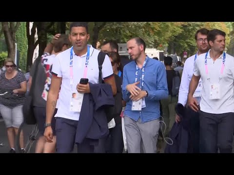 Paris mayor, spectators reflect as Olympic triathletes swim in Seine River after days of uncertainty